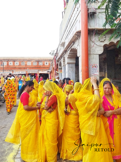 jaipur wanderers walk indian women yellow sari